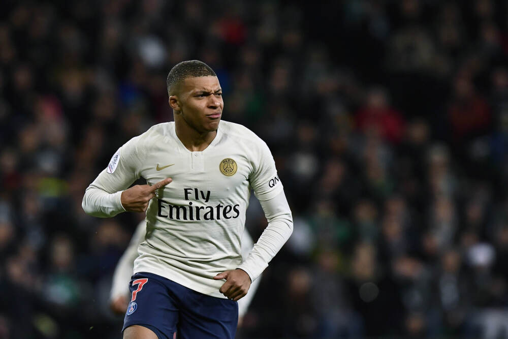 早早领先！卡埃比人群中鱼跃俯身冲顶破门，摩洛哥1-0领先赞比亚